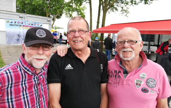 Manfred Sundag (Abteilungsleiter, Leiter der Finanzen), Helmut Malleikat (Platz-und Hallenwart, Fotograf), Karl-Heinz Büld (stellv. Abteilungsleiter, Öffentlichkeitsarbeit)